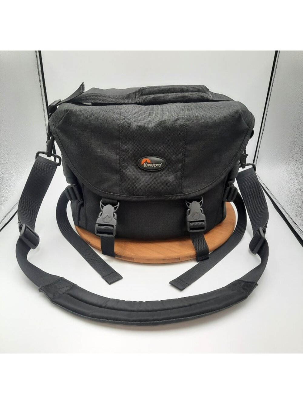 LowePro Steath Reporter 300 AW Camera Bag Black Shoulder Strap Carry Travel DSLR
